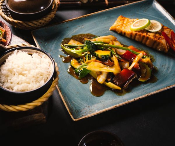 Lachs mit Reis und Wok Gemüse